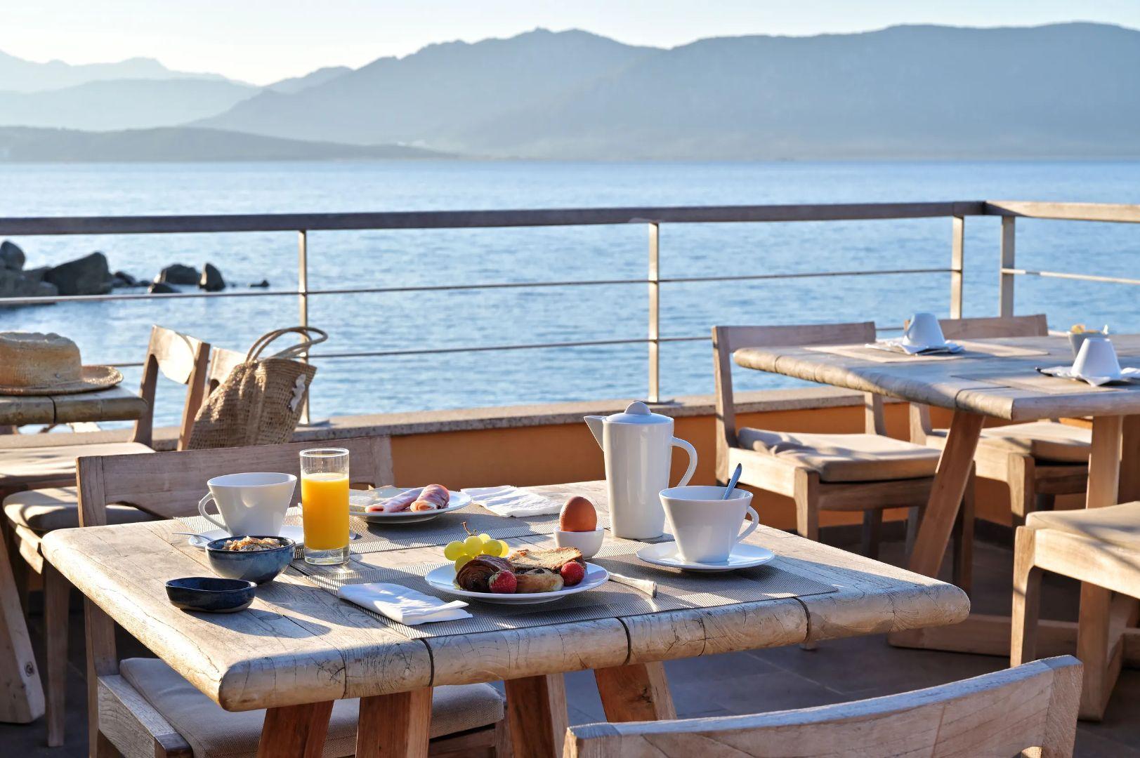 Petit-déjeuner avec vue mer à l'hôtel Abbartello à Olmeto